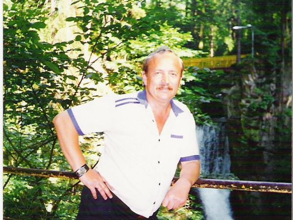 na tarasie widokowym rzeczki Wilczki - wodospad nosi imię Stefana Żeromskiego. Nazwiskiem pisarza ochrzcili wodospad harcerze z drużyny im. Stefana Żeromskiego,