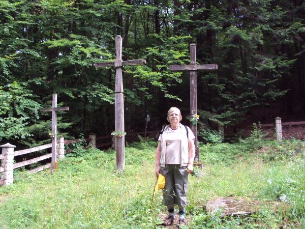 na cerkwisku, uporządkowanym i ogrodzonym, stoją drewniane krzyże -  stary z 1938r. i nowszy z 1988r. upamiętniające 950 i 1000 - lecie Chrztu Rusi. Tu też wido