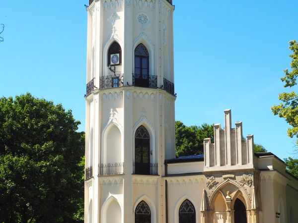 neogotycki zameczek Krasińskich - od maja 1961r. Muzeum Romantyzmu i warto wiedzieć, że otwarto je dokładnie w 150 rocznicę nadania dóbr opinogórskich przez Nap