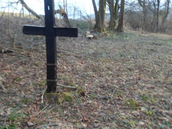 krzyż osadzony w mogile - na cmentarzu ewangelickim.