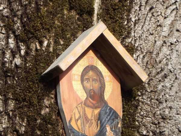 kapliczka - w parku dworskim, Chrystus Pantokrator na ikonie /nieokreślona  pracownia pisania ikon - w okolicy wielu artystów/.