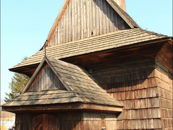 Drewniany kościół konstrukcji zrębowej pw. św. Sebastiana, wzniesiony w roku 1737. W roku 1980 był gruntownie odnawiany z całkowitą wymianą gontów.