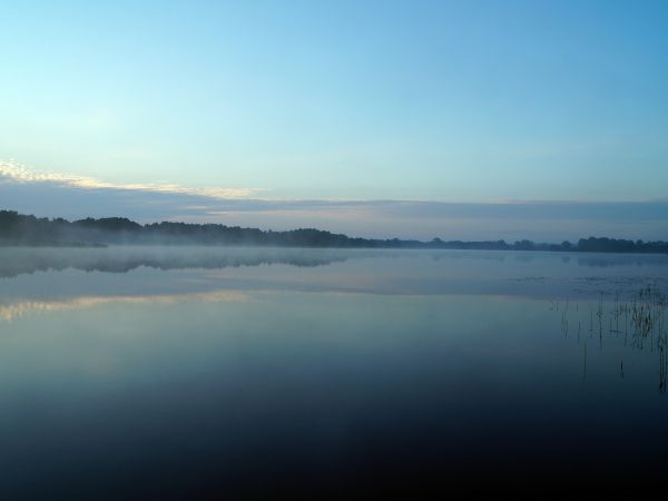 Poranek nad jeziorem
