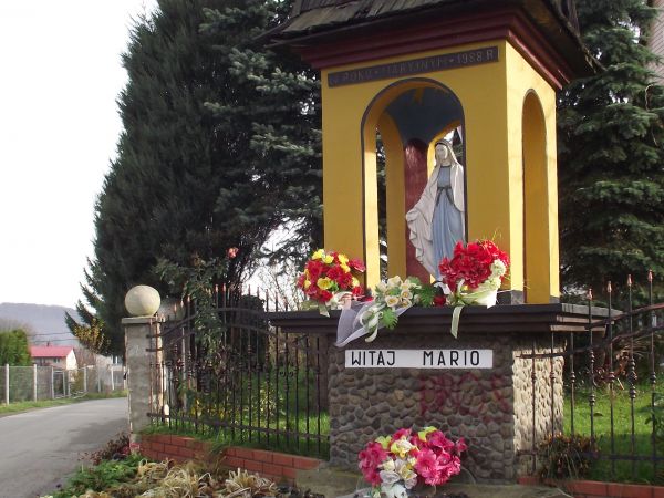współczesna przydomowa kapliczka Matki Bożej - świadectwo wiary, uwielbienia oraz tożsamości chrześcijańskiej, tędy droga do szkoły wiedzie i do kościoła a pewn