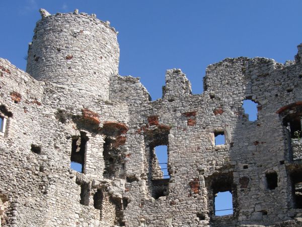 ZAMEK  OGRODZIENIEC  znajduje się w osadzie  Podzamcze , około 2 km na wschód od miejscowosci  Ogrodzieniec.