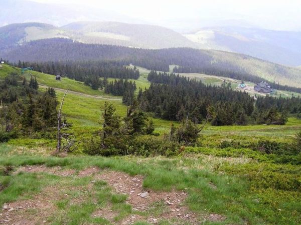 Widok spod Pilska na Halę Miziową i schronisko