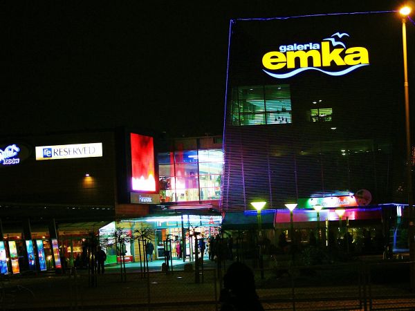 "Galeria emka" to centrum handlowe na największym osiedlu mieszkaniowym Koszalina na którym mieszka ponad 45 tys osób. Znajduje się pomiędzy ulicami: Jana Pawła