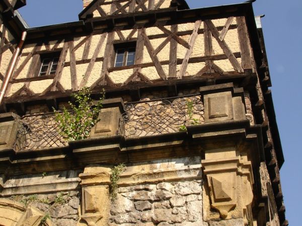 Zamek Książ - wybudowany w latach 1288-1292 przez księcia świdnicko-jaworskiego Bolka I Surowego . Od 1509 r. jako zastaw, a od 1605 r. wykupiony i wlasnosc dzi