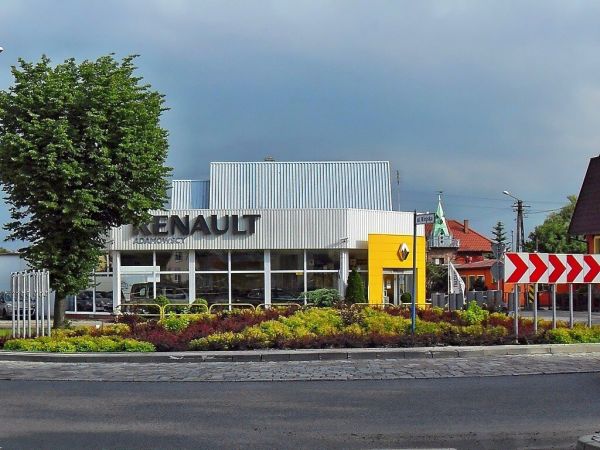 Firma RENAULT przy rondzie na drodze krajowej 22, ulicy Zblewskiej