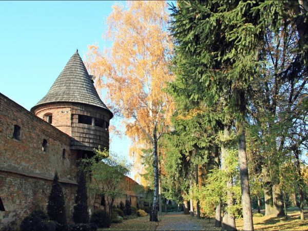 Kościół pw. św. Mikołaja i Stanisława biskupa w Jarosławiu przy ulicy Benedyktyńskiej. Przez starszych mieszkańców zwany Anna Kasarnia, został zbudowany w latac