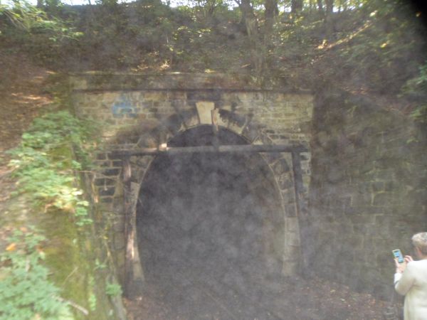 zdjęcie musi się podobać - bo tu wjazd do tunelu w oparach dymu oryginalnego - a nie żadna podróbka - to ciuchcia kopci dość obficie i nikt nie urażony...