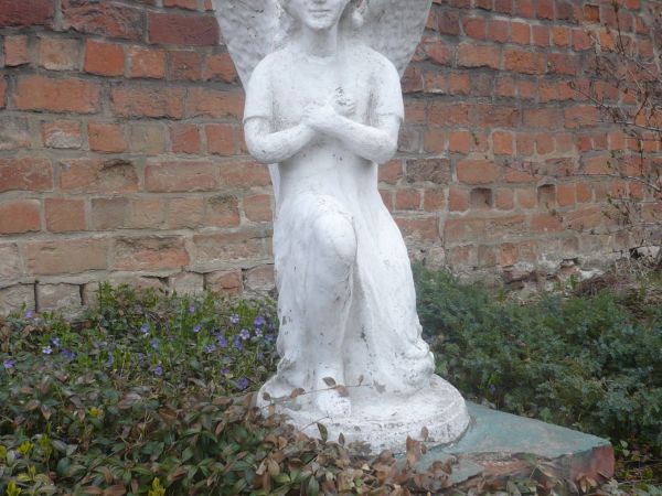 Przy kościele urocza figurka aniołka.