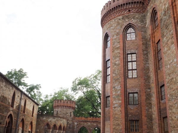 bramy do ogrodów - parku pałacowego, tu też baszta narożna, forteczna, z furtą, była niegdyś częścią kompleksu obronnego.