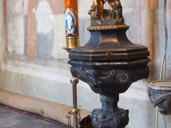 chrzcielnica kościelna - misa nakryta pokrywą za sceną Chrztu Pana Jezusa.