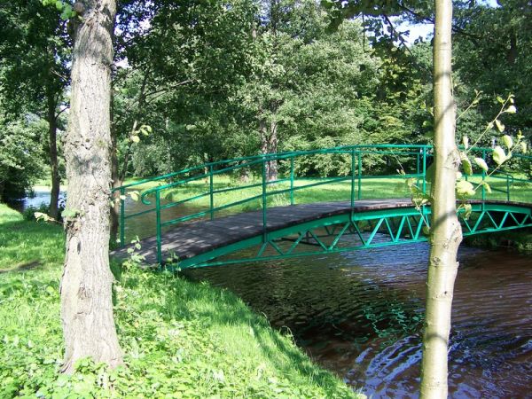 MOSTEK W KOMPLEKSIE PARKOWYM W SYPNIEWIE.