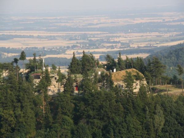 wiemy też - o oflagu - obozie oficerskim wojska  polskiego ale też o historii dramatycznej ucieczki trzech więźniów. Żołnierze po brawurowej akcji dotarli przez