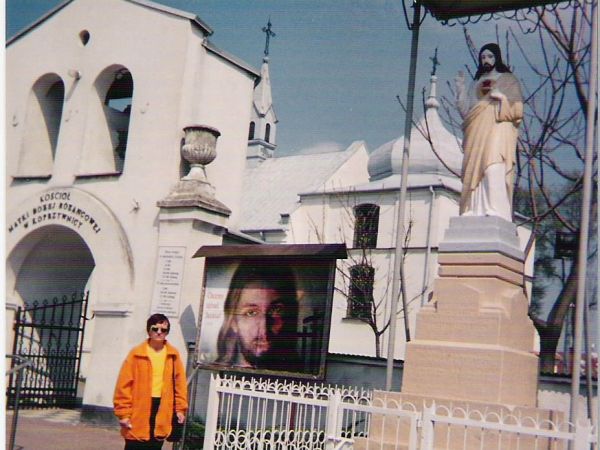 na zdjęciu: przed bramą główną kościoła Matki Bożej Różańcowej. Różaniec - nazwa modlitwy chrześcijańskiej, pierwotnie znanej pod nazwą Psałterza Najświętszej M