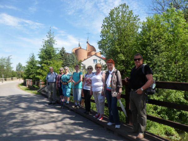 na moście nad rzeką Pielnicą, dalej : kościół parafialny pw. św. Jadwigi Królowej.