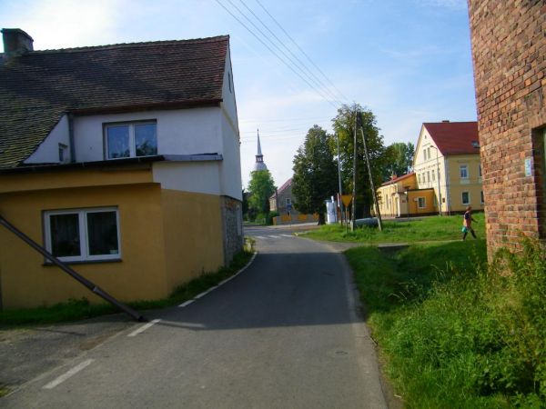 domy w oddali kościół