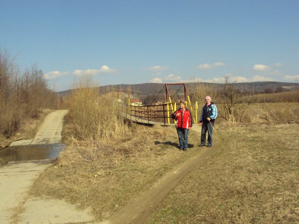 "strategiczna" - no bo silna, mocna kładka nad potokiem Pielnica, stanowiącym na tym odcinku też granicę między miejscowościami, w oddali widać niektóre obiekty