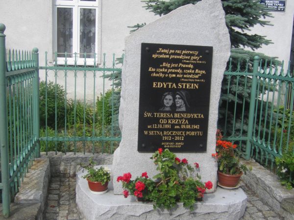 Obelisk na pamiątkę  100 rocznicy pobytu Edyty Stein