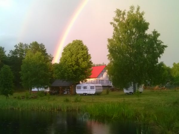 Tęcza nad gospodarstwem agroturystycznym "Wieczorna Mgła"