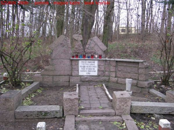 Szubin - lasek przy ul. Kcyńskiej - pomnik ofiar zbrodni hitlerowskiej. Napis na tablicy brzmi: MIEJSCE UŚWIĘCONE MĘCZEŃSKĄ KRWIĄ POLAKÓW ROZSTRZELANYCH PRZEZ H