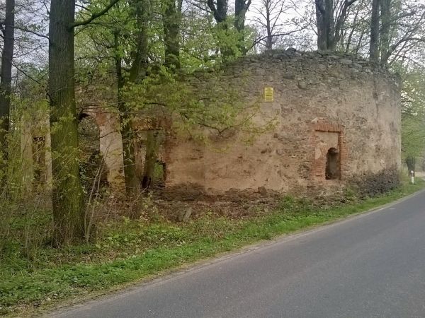 Według ostatnich badań jest to pozostałość po małej arenie do walk rycerskich. Funkcjonowała od 1600 do 1794 roku kiedy to odbył się ostatni turniej.