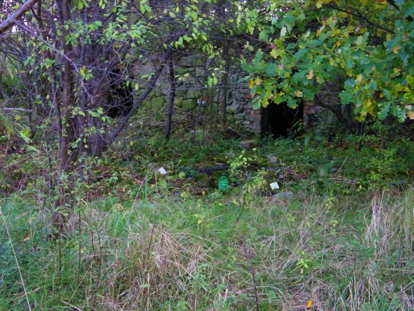 słao widoczne wejścia do piwnic popadają w nie pamięć