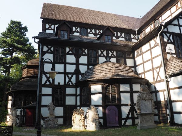 Kościół Pokoju a w jego bliskości : pomniki nagrobne z inskrypcjami, prezentują wysoki kunszt pracowni kamieniarskich, pozwalają pamiętać o tu pogrzebanych. Pod