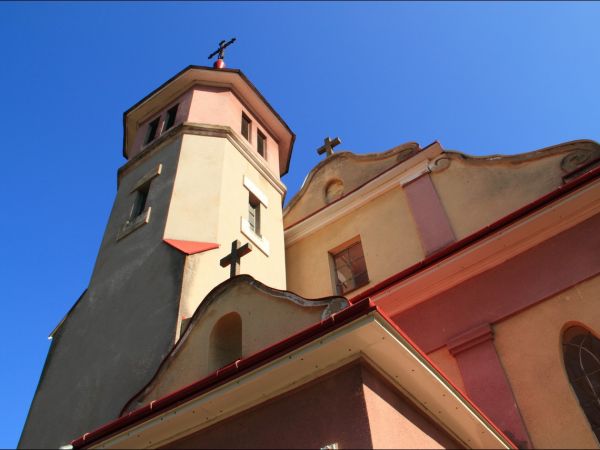 Kościół rzymskokatolicki w Piątkowej - zbudowany w latach międzywojennych .