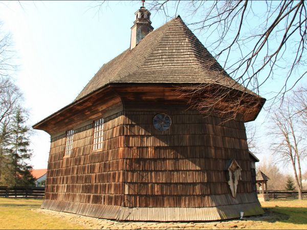 Drewniany kościół konstrukcji zrębowej pw. św. Sebastiana, wzniesiony w roku 1737. W roku 1980 był gruntownie odnawiany z całkowitą wymianą gontów.