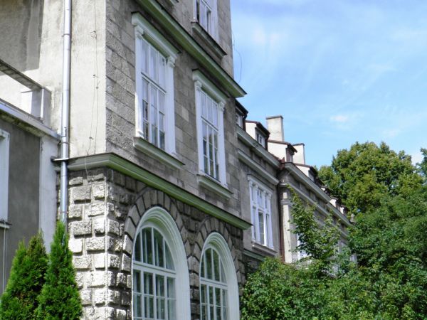 Pałac Ponińskich powstał w miejscu starego dworu Telefusów z XVII w. Kolejni właściciele zmieniali przez wieki jego wygląd; obecną formę otrzymał podczas grunto