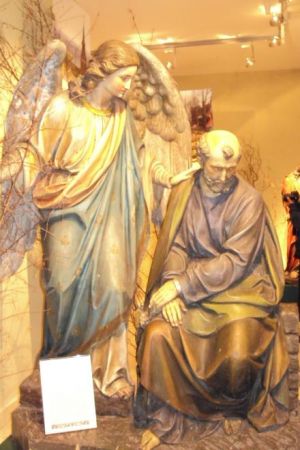 Muzeum Sanktuaryjne - eksponaty prezentowane w salach wystawowych.