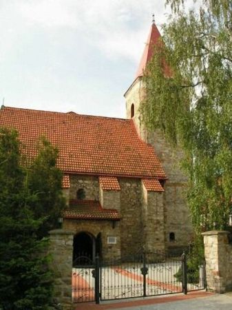 Kościół parafialny pod wezwaniem Chrystusa Króla (dawniej p. w. św. Małgorzaty )wzmiankowany pierwszy raz w 1302 r.