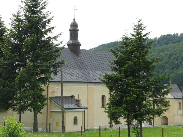 kościół pw. śś. Kosmy i Damiana, wcześniej / obok : dzwonnica bramna,  dwukondygnacyjna, przepruta bramką - w temacie polecam galerie mm. Besko, Łukowe, Odrzech