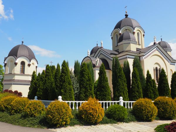 dostojność stylu zadziwia ! - to cerkiew wyznawców obrządku grecko-katolickiego, po wojnie wysiedlonych a świątynia służy jako kościół i tak pięknie prezentuje