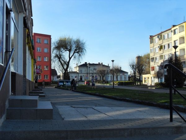 Końcowy lub początkowy odcinek Aleji Wojska Polskiego oraz budynek Dworca PKP