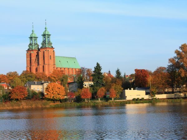 Katedra w barwach jesieni.