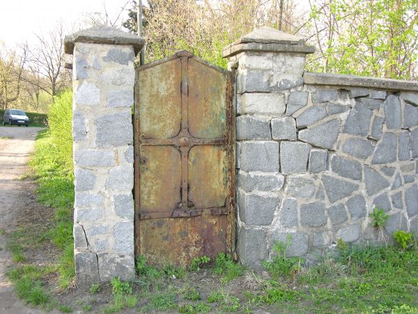 FURTKA W MURZE WOKÓŁ PAŁACU