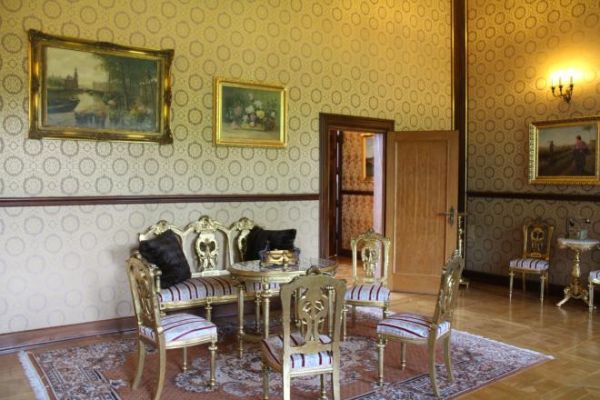 komnata pałacowa - no jest pięknie ale wiedzieć też trzeba, iż zawieruchy ostatniej wojny wymiotły meble i przedmioty z epoki renesansu, zniszczyły, pogubiły, u