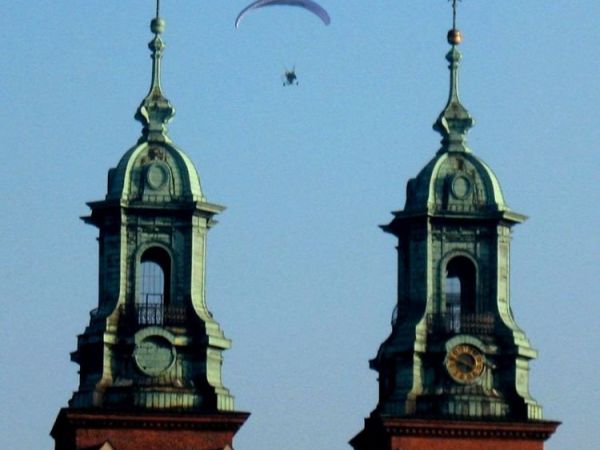 Motolotniarz w otoczeniu katedralnych wież