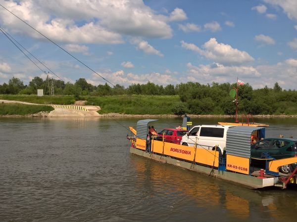 Na pewno wszystkie drogi prowadzą do stolicy country Nashville(USA) jednak do Brzostkowa musiałem przepłynąć z Borusowej promem, całkowicie ekologicznym :-).