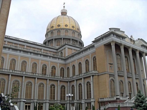 Bazylika w Licheniu skąpana w deszczu