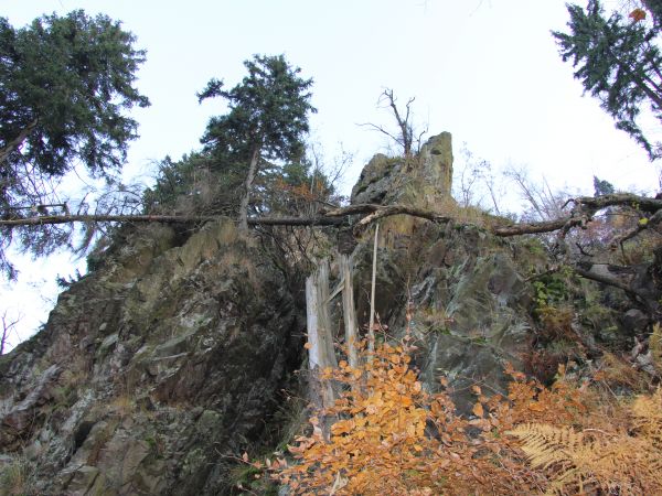 Unisław Śląski za plecami, a przed nami Stożek Wielki - oferuje kilka unikalnych widoków (aby trafić na ten widok trzeba zboczyć w lewo z żółtego szlaku idąc od