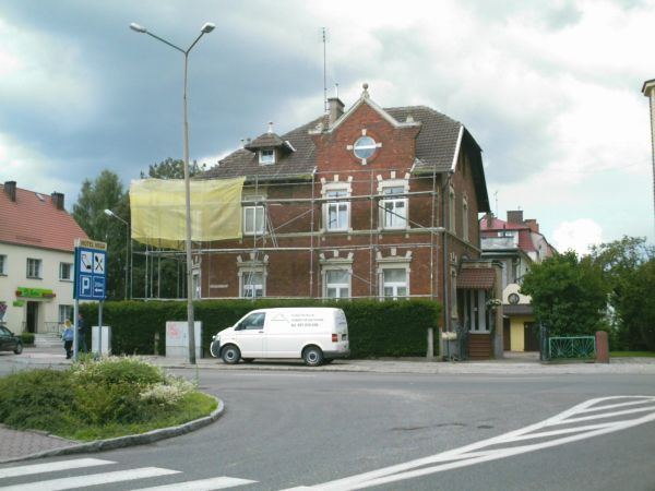 Na samochodzie napis."Pokrycia Dachowe"
i niech tak się stanie.ul. I Armii WP.