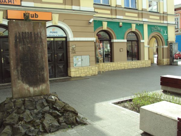 pomnik - tablica na kamiennym kurhanie / usypisku - w 1960r. ustawiony, na 1000-lecie Państwa Polskiego a zarazem 800-lecie miasta Sanoka. Przy temacie : warto