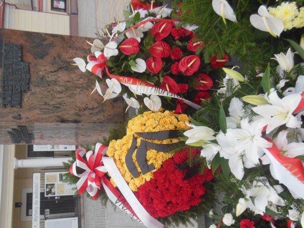 Kwiaty od 'J' dla Marszałka Józefa Piłsudskiego w dniu Niepodległości, Białystok.