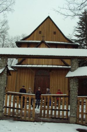 przed kościołem ale już za bramą - poczekamy na p.Rafała - kościelnego, obiecał kościół nam otworzyć i poopowiadać o dziejach, o rycerzu Zyndramie, o pracach w