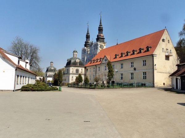Plac klasztorny przy kościele 2011-04-25